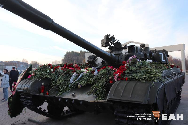 Танковое командное училище вновь откроют в Челябинске в этом году Также возродят Ульяновское авиационное училище летчиков и Высшее командное училище связи в Новочеркасске Это станет одним из этапов программы Минобороны по расширению военного образования рассчитанной до 2034 года Танковое училище в Челябинске было закрыто 19 лет назад на фоне громкого скандала Издевательства старослужащих и офицеров в новогоднюю ночь 2006 года сделали срочника Андрея Сычева глубоким инвалидом Его заставляли в течении нескольких часов сидеть на корточках и избивали при этом Молодой человек лишился обеих ног до бедра и нескольких пальцев на руках Благодаря активной позиции его старшей сестры Марины Минобороны выплатило Сычеву компенсацию а также выделило квартиру в Екатеринбурге и автомобиль для инвалидов В ведомстве заявляли что училище закрыли из за того что начальник не справился с поставленным задачами В 2006 году министром обороны РФ был Сергей Иванов ЕАН в MAX ЕАН в VK