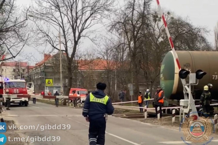 В Калининграде у ж/д переезда на Камской сошли с рельсов вагоны, движение перекрыто  По данным ГИБДД, инцидент случился около 15:30. «По ул. Камской, д. 8 „а“, двигался железнодорожный состав  5 вагонов-цистерн , 4 из которых сошли с рельс вблизи железнодорожного переезда. Движение транспортных средств временно перекрыто в двух направлениях», — отметили в ведомстве.  В свою очередь, на Калининградской железной дороге уточнили, что произошел сход вагонов с нефтепродуктами, особо подчеркнув, что путь принадлежит одному из предприятий и не находится в зоне ответственности КЖД.