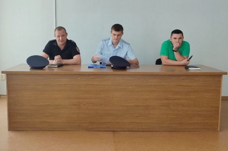 В пгт Бирюково состоялась встреча с сотрудниками ОМВД РФ «Свердловский» и жителями посёлка Сотрудники правоохранительных органов проинформировали присутствующих о деятельности телефонных мошенников и мерах по предупреждению их действий. В частности, речь шла о распространенных схемах обмана, когда злоумышленники представляются сотрудниками банков, правоохранительных органов или других организаций, чтобы выманить у граждан личные данные или деньги. - Необходимо быть бдительными и не доверять сомнительным телефонным звонкам и сообщениям, - подчеркнул начальник дежурной части, майор полиции ОМВД РФ «Свердловский» Станислав Волков. - Важно сохранять спокойствие и критическое мышление, не поддаваться панике и не сообщать личную информацию незнакомым людям. Подробнее читайте на САЙТЕ