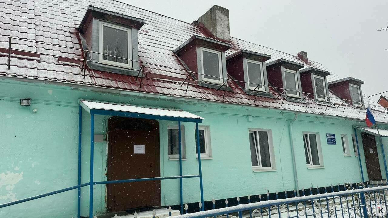 В посёлке Долгоруково детский врач будет принимать малышей по прежнему Несмотря на ремонт поликлиники в посёлке Долгоруково местным мамам не придётся возить малышей к педиатру за восемь километров в Багратионовск 27 ноября в местной амбулатории прошла встреча жителей с главврачом БЦРБ Андреем Голубевым его заместителем Максимом Цоповым и вр и о главы администрации района Татьяной Филатовой Здание амбулатории на улице Чапаева закрыто временно так как необходим ремонт кровли ещё раз заверил людей Андрей Голубев Пока приём педиатра проходит в детской поликлинике Багратионовска Но руководству больницы всё таки удалось найти решение которое не требует от родителей долгих поездок на общественном транспорте С 1 декабря участковый врач снова начнёт принимать маленьких пациентов в Долгорукове в соседнем от аварийной поликлиники здании на Чапаева 38 40 В сообщении минздрава отмечено что рассматривается вопрос о разработке проектно сметной документации для проведения в будущем капитального ремонта здания амбулатории