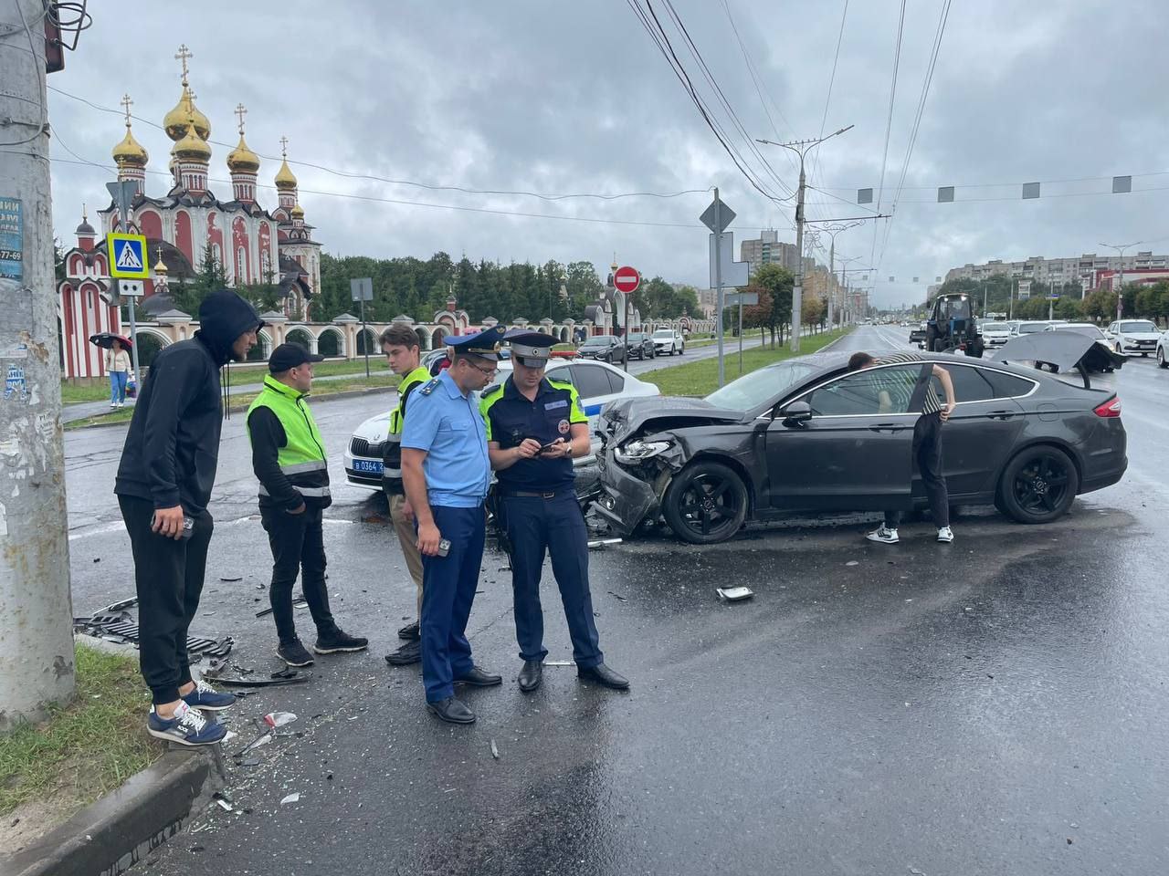В Чебоксарах «Тойота Камри» врезалась в торговый павильон и травмировала подростка Сегодня в 11.55 на проспекте Тракторостроителей произошло ДТП. По предварительным данным, водитель «Тойоты Камри», двигаясь в сторону магазина «Шупашкар», развернулся в неположенном месте. Это привело к лобовому столкновению с «Фордом Мондео», который ехал навстречу. После удара «Тойота» вылетела на тротуар и сбила павильон с мороженым, рядом с которым находилась 13-летняя девочка. Сотрудники Госавтоинспекции начали расследование, которое находится на контроле прокуратуры Калининского района г. Чебоксары.