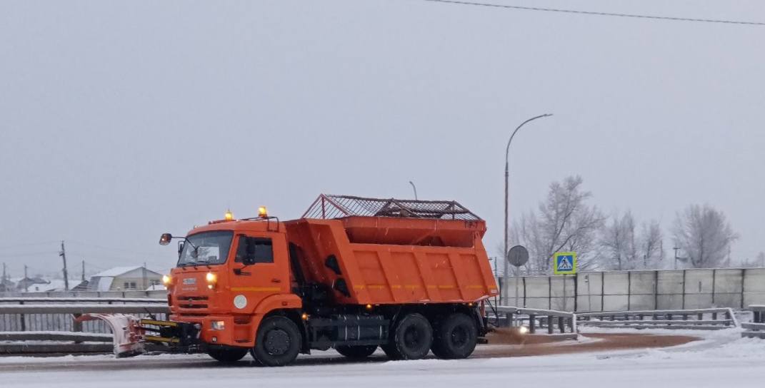 В Улан-Удэ продолжается круглосуточная подсыпка дорог  Сейчас на линии работает 7 пескоразбрасывателей. В первую очередь подсыпаются наиболее опасные участки на оживленных улицах. Это крутые спуски и подъемы, перекрестки, остановочные карманы и пешеходные переходы.   - На городских дорогах образовывается стекловидная наледь. Это связано с перепадами температур и большим воздействием автошин. Уважаемые участники дорожного движения, будьте осторожны и внимательны на дорогах, - сообщили в мэрии города.#Бурятия  Номер один