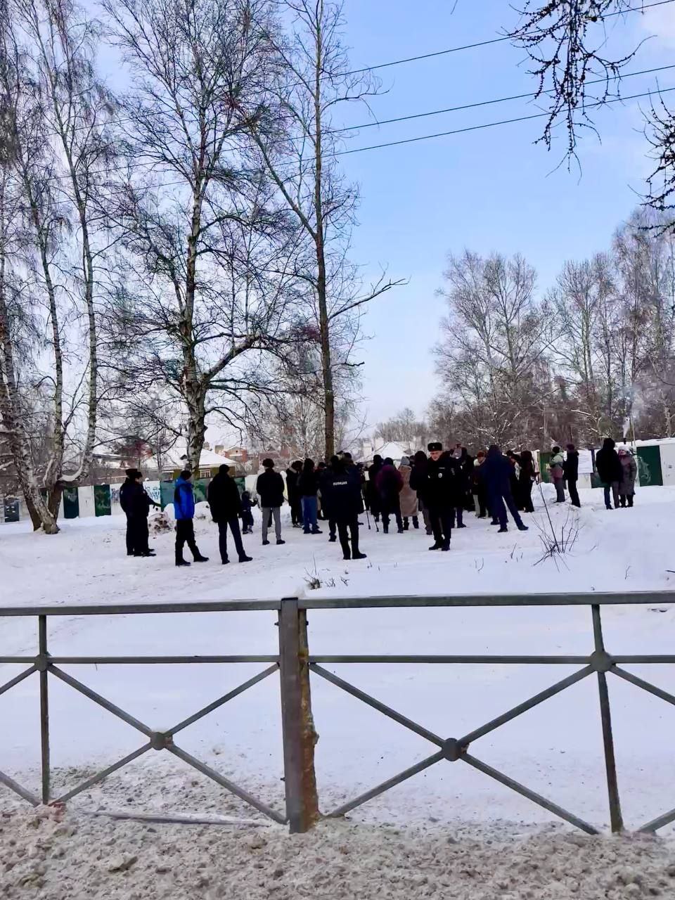 Иркутяне вышли на митинг против строительства храма в мкр.Приморский  Местные жители выступили против строительства храма-памятника Александру Невскому на территории рощи в микрорайоне Приморском сегодня, 29 декабря. Объект планируют разместить в роще между улицами Безбокова и Захарова.   Горожане не согласны с тем, что храм планируют построить в данном месте. Они выступают за то, чтобы объект возвели на другой территории.