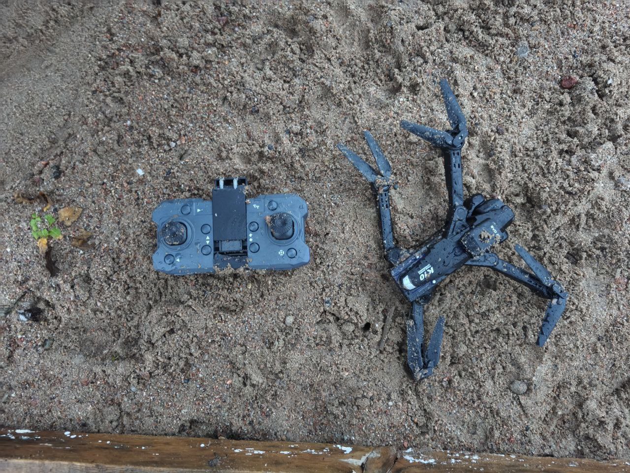 Разобрались Пишет Росгвардия Предмет обнаруженный возле ЖК Тихая Гавань оказался детским квадрокоптером Сегодня около 16 часов у жилого комплекса на бульваре Головнина в Василеостровском районе Санкт Петербурга на земле был обнаружен предмет похожий на БПЛА Незамедлительно прибывшие на место специалисты ОМОН Бастион ГУ Росгвардии с минно розыскной собакой обследовав предмет установили что опасности он не представляет Это оказался детский квадрокоптер К10 Там же находился пульт дистанционного управления без батареек Я Васильевский