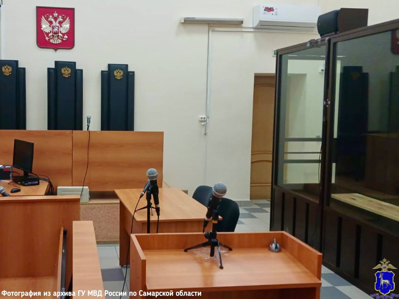 В Новокуйбышевске вступил в законную силу приговор в отношении местной жительницы, совершившей кражу денежных средств с банковской карты. Во время опроса женщина созналась в содеянном и пояснила, что нашла карту на улице, когда возвращалась с работы, не стала искать владельца, а решила воспользоваться ей в ближайшем магазине. После удачного списания женщина продолжила оплачивать покупки в других торговых точках города, пока не кончились деньги, а затем выбросила ее.