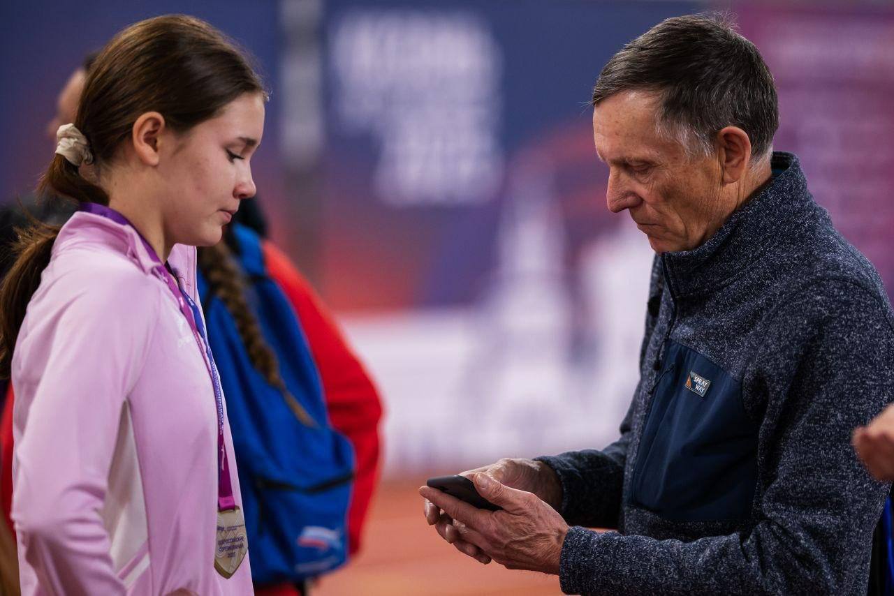 Алина Вакилова победительница всероссийских соревнований по лёгкой атлетике В Казани прошел всероссийский старт по лёгкой атлетике памяти заслуженного тренера Юрия Красильникова Более 1000 спортсменов из разных регионов страны разыграли 75 комплектов наград В прыжках в высоту U16 лучшей стала представительница Башкортостана Алина Вакилова из Нефтекамска Её результат 170 см что является нормативом КМС Подпишись на первый спортивный