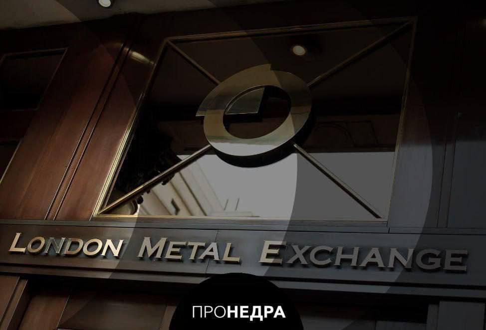 Обзор рынка металлов на 28 ноября На уходящей неделе рынок металлов демонстрировал смешанную динамику Медь пробила значение 5 долларов за фунт из за ожидания снижения процентной ставки ФРС Олово показало уверенный рост достигнув 38 000 долларов за тонну так как есть риск сокращения поставок странами производителями Платина и палладий дорожают вместе с золотом Литий растет благодаря новостям из Китая Там планируют удвоить системы хранения энергии на автомобильных зарядных станциях и по оценкам отрасли это приведет к 30 росту спроса на литий уже в следующем году Золото 4 176 50 за унцию 2 72 Медь 4 96 за фунт 1 76 Сталь 439 38 за тонну 1 63 Уран 76 35 за фунт 0 33 Алюминий 2 865 50 за тонну 1 47 Литий 13 240 78 за тонну 1 57 Олово 38 041 за тонну 2 62 Платина 1 648 40 за унцию 8 16 Титан 6 426 19 за тонну 2 15 Палладий 1 445 50 за унцию 3 76   Пронедра Подписывайся