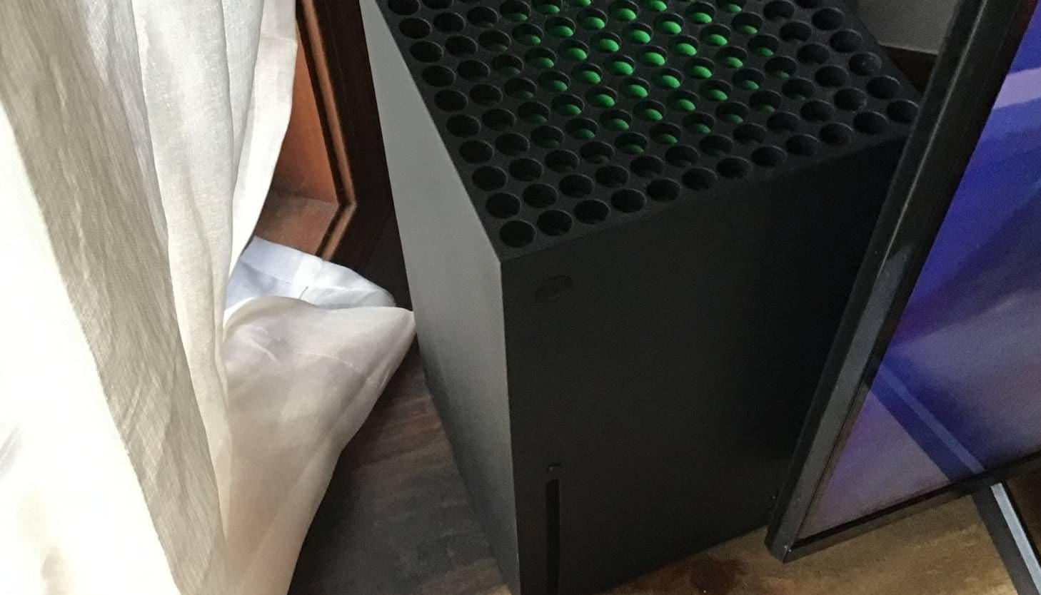 Нехватка оперативной памяти грозит новым повышением цены консолей Xbox В 2025 году цена Xbox уже выросла с 499 99 до 649 99 в США и похоже Microsoft готова вновь её поднять По данным техноблогера Moore s Law Is Dead нехватка RAM в США сильно повлияет на производство консолей