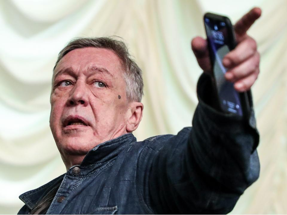 Михаил Ефремов вернётся на сцену раньше срока чтобы заработать Михаил Ефремов вернётся на театральную сцену в декабре на два месяца раньше запланированного Артист исполнит главную роль в спектакле Без свидетелей Билеты поступят в продажу через неделю цены от 7 до 50 тысяч рублей Кроме того после освобождения Ефремов подписал контракт на съёмки в фильме с гонораром в 13 млн рублей Россия Ефремов Подписаться на Pravda ru