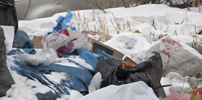 В Экобот Забайкалья поступило более 100 обращений Более 100 обращений поступило в новую систему мониторинга экологической обстановки Экобот Забайкалья Запущенная министерством природных ресурсов и экологии региона программа позволяет фиксировать случаи загрязнения атмосферного воздуха и несвоевременный вывоз мусора Каждое сообщение в индивидуальном порядке рассматривают специалисты эконадзора края В один из рейдов отправилась и наша съёмочная группа