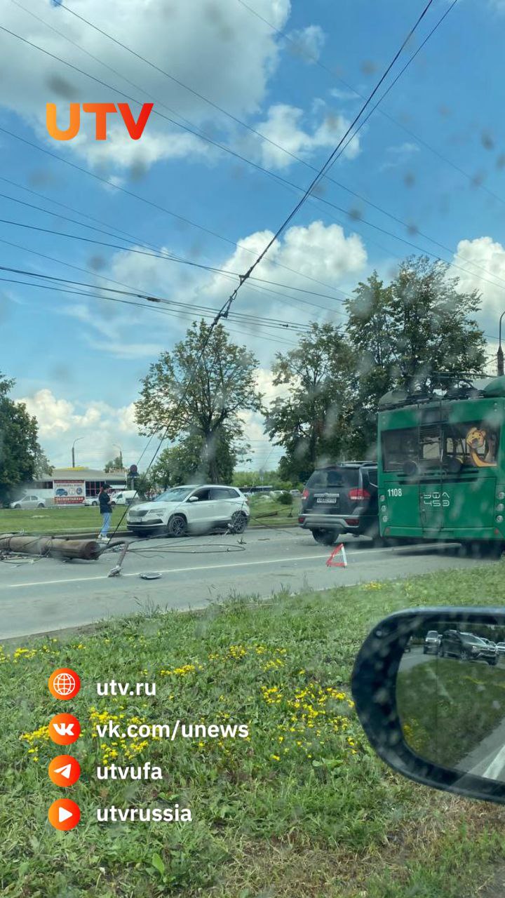# В Уфе из-за снесенной электроопоры перекрыта оживленная улица Речь идет об улице Сельской Богородской. По предварительным данным, грузовая «Газель» снесла фонарь. Электроопора рухнула и перекрыла дорогу. Как сообщили UTV очевидцы, от падения фонаря повреждения получили 4-5 автомобилей и троллейбус. В пресс-службе МУЭТ телеканалу уточнили, что пострадавших пассажиров в электротранспорте нет. У троллейбуса разбито боковое стекло. Отметим, что это уже вторая за день авария на улице Сельской Богородской. Утром BMW на скорости снесла светофор и врезался в опору.