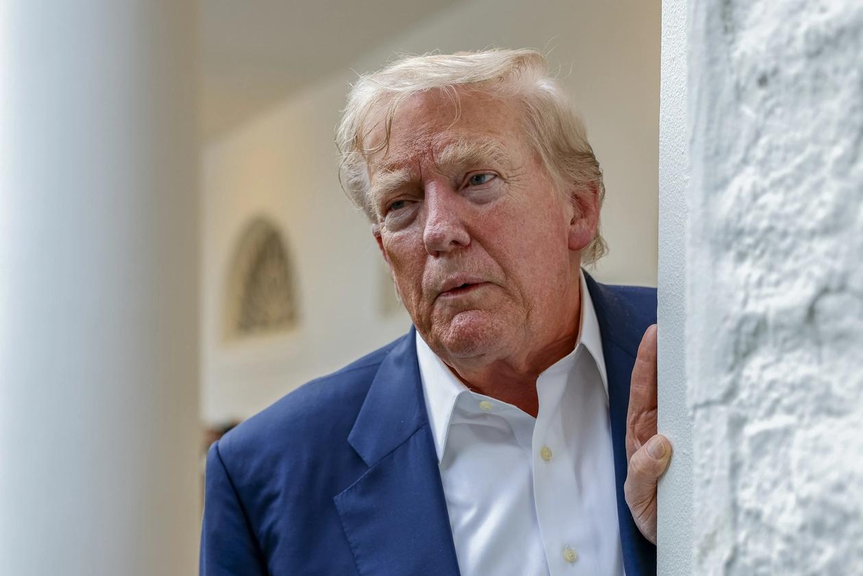Трамп массово увольняет чиновников по доносам о нелояльности  С начала второго срока Дональд Трамп уволил более десятка высокопоставленных сотрудников. Почти все потеряли посты после жалоб со стороны его сторонников. Главную роль в этих чистках играет правая активистка Лора Лумер, которая собирает доносы на «нелояльных» чиновников и передает их напрямую президенту, рассказывает Politico.  По словам Лумер, ей пишут люди из всех ведомств. Она называет это «терапией» для сотрудников, которым не по пути с коллегами. Белый дом не скрывает, что теперь приоритет — абсолютная преданность. Увольняют и тех, кого подозревают в связях с прошлой администрацией, и тех, кто якобы сдерживает инициативы Трампа.  Под удар попали сотрудники Совбеза, Пентагона, FDA, Министерства юстиции и других ведомств. Некоторые уходили после постов Лумер, другие — после ее визитов в Белый дом. Она утверждает, что у нее есть связи в каждом ключевом агентстве. Белый дом называет происходящее «наведением порядка».  Подписывайтесь: Телеграм «ЧЕРЕДОВ / Нью-Йорк»   Youtube-канал «БЮРО»