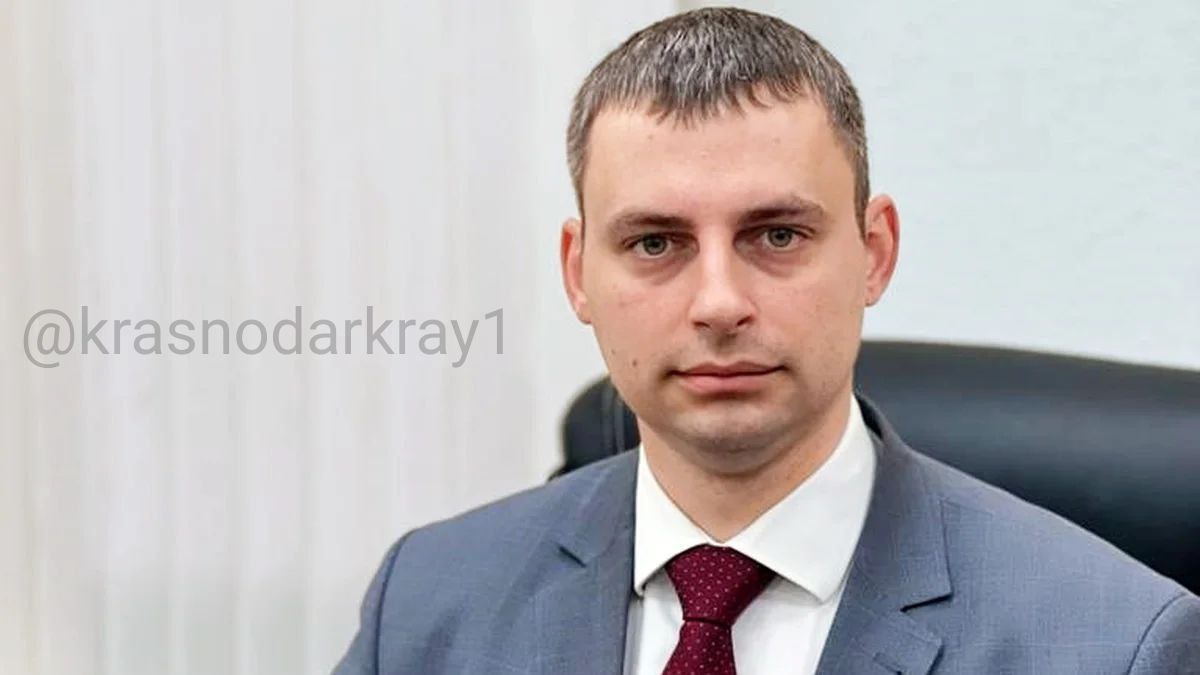 Суд в Краснодаре начал рассматривать дело бывшего вице-губернатора Власова  Первомайский районный суд Краснодара приступил к рассмотрению уголовного дела бывшего заместителя губернатора Краснодарского края Сергея Власова, обвиняемого в получении взятки в особо крупном размере  ч. 6 ст. 290 УК РФ . Судебное заседание назначено на 19 марта.  Уголовное дело в отношении Сергея Власова возбудили 5 июня 2024 года. Пресс-служба судов общей юрисдикции Москвы сообщала, что господин Власов, занимая должность заместителя губернатора Краснодарского края, получил взятку за общее покровительство и попустительство по службе.  Сергей Власов с апреля 2020 года работал в главном управлении строительства Краснодарского края. В декабре 2021 года возглавил ведомство. С марта 2022 года руководил департаментом строительства Краснодарского края, 1 декабря 2022 года стал вице-губернатором. В мае 2024 года стало известно, что губернатор Кубани Вениамин Кондратьев подписал распоряжение, освобождающее его заместителя Сергея Власова от должности.  Санкция ч. 6 ст. 290 УК РФ предусматривает наказания в виде штрафа в размере от 80-кратной до 100 кратной суммы взятки либо лишение свободы на срок от 8 до 15 лет со штрафом в размере 70-кратной суммы взятки с лишением права занимать определенные должности или заниматься определенной деятельностью.  Источник Коммерсантъ.  Ваши видео высылайте нам в бот     Подпишись поделись      Прислать  видео новость