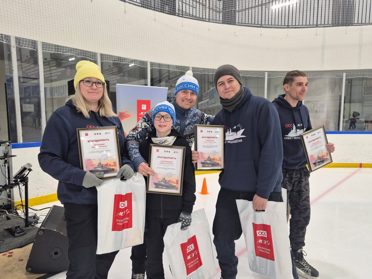 Итоги недели Команды ОСК Кадры и развитие КБ ОСК Вымпел удостоено благодарственным письмом Минобразования и науки Нижегородской области за вклад в проект Билет в будущее Невскому судостроительно судоремонтному заводу ОСК вручено благодарственное письмо от Комитета общего и профессионального образования Ленинградской области ОСК Адмиралтейские верфи провели экскурсию для участников программы развития кадрового резерва Сириус Как студенты строят карьеру на астраханских верфях ОСК Петербургские школьники посетили Балтийский завод ОСК Новые мощности в рамках программы модернизации Северной верфи ОСК Молодые корабелы Амурского судостроительного завода обучаются по специальной программе подготовки инженеров корабелов ОСК Молодые сотрудники 35 судоремонтного завода ОСК которые недавно устроились на предприятие познакомились с производством Сотрудники Северной верфи ОСК рассказали студентам о наборе в научно производственное подразделение Корабелы Звездочки рассказали северодвинским школьникам о целевом обучении в высших и средних учебных заведениях Люди забота и традиции В музее Пролетарского завода ОСК прошли уроки мужества В ОСК Арктика утверждены размеры выплат неработающим пенсионерам на 2026 год Корабелы Амурского судостроительного завода ОСК исполнили мечту 12 ти летнего Славы Облова с Елки желаний Молодежный совет ОСК Янтарь побывали в гостях у воспитанников центра содействия семейному устройству детей Надежда Шесть работников предприятия ОСК Севмаш удостоены звания Почетный донор России Работник ОСК Малахит выступил на торжественном собрании в честь подлодки Пиранья Спорт медиа и командный дух Инженер физик Севмаша Роман Ефимовский стал абсолютным чемпионом Северодвинска по дартсу Футболисты Амурского судостроительного завода ОСК одержали победу в турнире по футзалу Для семей амурских корабелов ОСК состоялся квартирник на льду Больше новостей в Телеграм каналах ОСК
