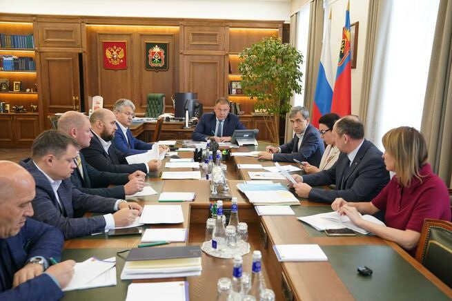 Число приостановленных угольных предприятий в Кузбассе опять выросло 30 попали в красную зону На данный момент из 151 угольного предприятия Кузбасса 30 находятся в красной зоне то есть они работают но по различным показателям находятся в очень сложной финансово экономической ситуации Работа 18 предприятий приостановлена Такие данные озвучил во вторник губернатор Илья Середюк на очередном совещании При этом еще в конце августа говорилось о приостановке 17 предприятий а в апреле в красной зоне находились 20 предприятий Добыто с начала года 124 6 млн тонн угля что чуть меньше чем за аналогичный период прошлого года 16 предприятиям предоставлены отсрочки по уплате налоговых платежей Часть предприятий при улучшении ситуации на рынке вновь начнут работать Для этого с собственниками проработаны меры их повторного запуска сказал Середюк Он добавил что благодаря соглашению с РЖД налажена отгрузка угля на восток северо запад и юг В правительстве обещают что в течение месяца будет решен вопрос с поставками населению сортового угля Из хороших угольных новостей отмечено прекращение падения цен на кокс и энергетические марки Даже фиксируется слабый рост     Подписаться на VSE42 Ru