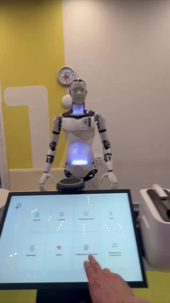 В Детском центре им. Рошаля появился антропоморфный робот Арди для помощи посетителям