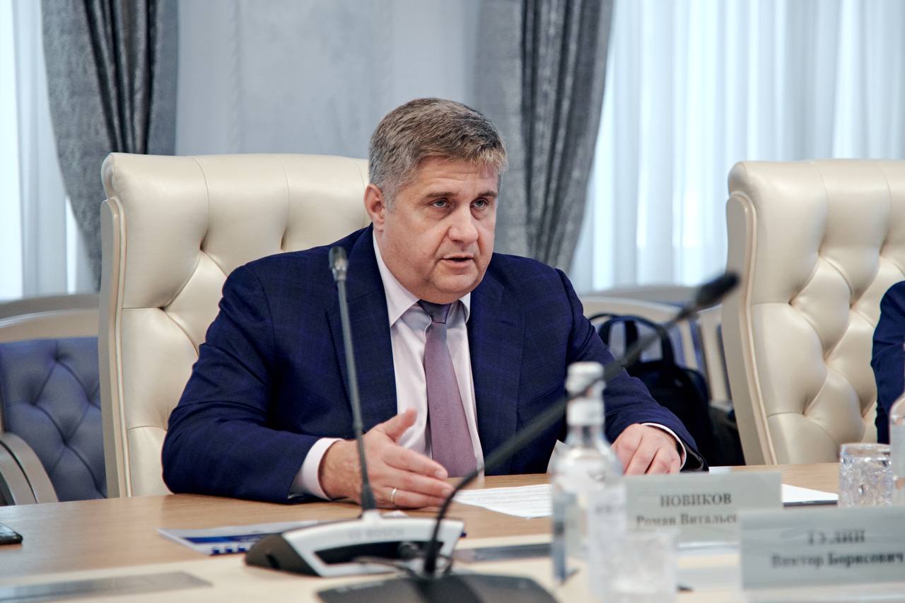 Ространснадзор и Росавтодор укрепляют сотрудничество в сфере контроля федеральных трасс В Федеральном дорожном агентстве состоялось совещание, посвященное вопросам контроля эксплуатации федеральных автомобильных дорог и комплексной оценке состояния дорожной инфраструктуры. Участники мероприятия детально рассмотрели механизмы обеспечения безопасности движения и поддержания надлежащего состояния транспортной инфраструктуры. Особое внимание было уделено вопросам взаимодействия между надзорными органамии эксплуатирующими организациями В ходе встречи руководитель Ространснадзора Виктор Гулин и руководитель Росавтодора Роман Новиков подчеркнули важность укрепления межведомственного взаимодействия для повышения эффективности контроля за состоянием федеральных автомобильных дорог «Регулярные совместные совещания приносят положительные результаты. Более тесная работа позволит службе не только эффективнее выполнять свои задачи, но и существенно повысить сохранность дорожного полотна», – отметил Виктор Гулин Ключевые итоги совещания: Утверждены планы по развитию сети автоматических пунктов весогабаритного контроля АПВГК на федеральных трассах. К 2029 году планируется разместить 417 АПВГК. На текущий момент функционирует 68 пунктов, а до конца года их количество увеличится до 78; Обсуждены вопросы создания федеральной государственной информационной системы «Автоматизированная система весогабаритного контроля транспортных средств» В рамках совещания также поднимались вопросы администрирования в сфере дорожного движения. Представители ФКУ «Росдормониторинг» представили информацию о работе как в автоматическом режимечерез Центр фиксации правонарушений, так и в ручном режиме с использованием специального программного обеспечения «Сегодня мы находимся на важном этапе развития дорожной инфраструктуры страны. Комплексный подход к контролю и обслуживанию федеральных трасс позволяет нам не только поддерживать их в нормативном состоянии, но и постоянно повышать уровень безопасности движения» – отметил начальник Управления государственного автомобильного и дорожного надзора Ярослав Асташов Стороны договорились о продолжении активного межведомственного сотрудничества, направленного на повышение безопасности дорожного движения и сохранности федеральной дорожной инфраструктуры. Особое внимание будет уделено внедрению современных технологий контроля и развитию автоматизированных систем мониторинга состояния дорог