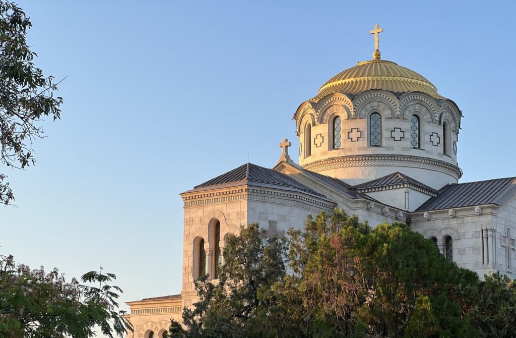 В Крыму может появиться новая традиция — ежегодно отмечать День крещения князя Владимира По инициативе митрополита Симферопольского и Крымского Тихона и с благословения патриарха Московского и всея Руси Кирилла в Крыму в этом году прошёл праздник, посвящённый крещению князя Владимира и его дружины. Об этом рассказал клирик храма святой великомученицы Екатерины, иерей Александр Волчев. «Мы, священноначалие наше, вместе с владыкой Тихоном начали отмечать в Херсонесе новом праздник — День крещения самого князя Владимира и дружины его, то есть окружения», — сказал иерей. По его словам, торжество, скорее всего, будет проходить ежегодно в одно из воскресений конца мая — ориентировочно 25 мая — и со временем может стать новой доброй традицией для всего полуострова. Фото: «Радио Крым» ЭКСКЛЮЗИВ
