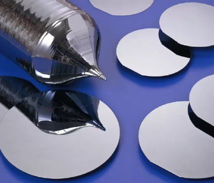 Китай пытается снизить зависимость своей полупроводниковой промышленности от кварца из США Китай инвестировал около 14 млн в расширение производства синтетического кварца ключевого материала для изготовления кремниевых чипов Сейчас основным источником высокочистого природного кварца остается США где в Северной Каролине располагается единственное крупное месторождение подходящего качества