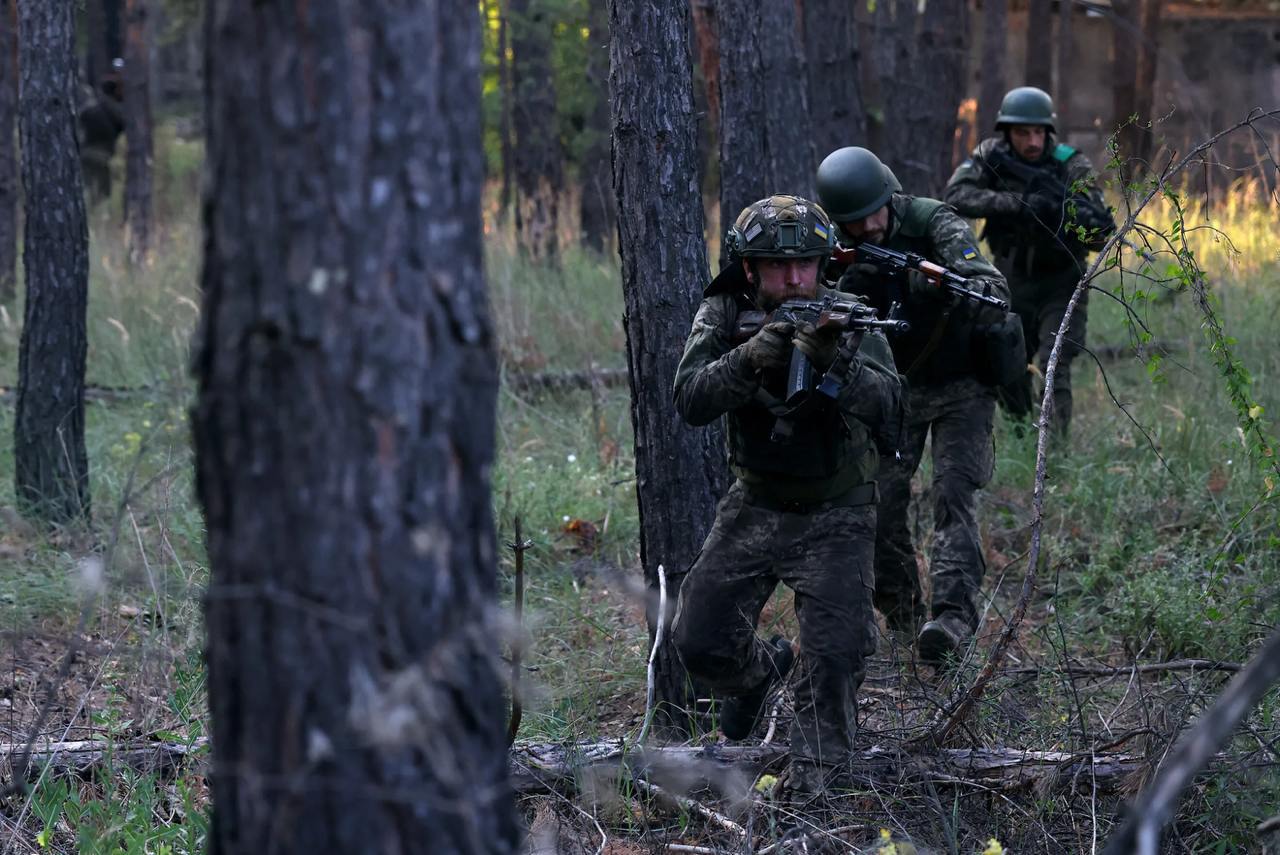 Politico: программа Украины для привлечения молодежи в ВСУ вызвала гнев среди действующих военнослужащих  Как пишет издание, молодым украинцам предлагают 1 млн гривен  около 23 тысяч евро , бесплатное образование, возможность выезда за границу, а также годовой иммунитет от мобилизации после завершения контракта.  Такие бонусы вызвали гнев некоторых украинских солдат, которые добровольно вступили в армию и продолжают служить, несмотря на отсутствие перспектив демобилизации, при этом не получая тех же льгот.  Президент Украины Владимир Зеленский ранее говорил, что правительство планирует ввести систему годовых контрактов для привлечения в армию молодых людей 18–24 лет, не подлежащих мобилизации. Контракт предусматривает «очень высокое денежное обеспечение» и другие преимущества. Зеленский подчеркнул, что это добровольная инициатива, а не мобилизация