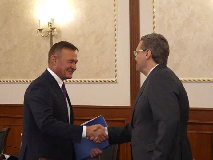 Губернатор Вологодской области Георгий Филимонов сегодня в Москве встретился с министром транспорта России Романом Старовойтом. Среди вопросов, которые они обсуждали - строительство инфраструктурных объектов к 880-летию Вологды: Реконструкция аэропорта в Вологде с удлинением взлётно-посадочной полосы до 2,5 км. Благодаря новой взлётной полосе Вологда сможет принимать более крупные воздушные суда, регион увеличит туристические и деловые потоки. Завершающий этап строительства Некрасовского моста и малого транспортного кольца для разгрузки улично-дорожной сети Вологды. Начало строительства Западного подъезда к Вологде уже в 2026 году. Сейчас разрабатывается проектно-сметная документация этого объекта.