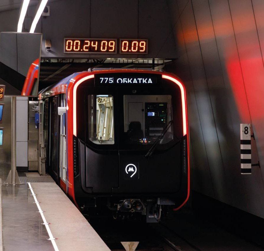 В московском метрополитене стартовали испытания нового состава Москва 2026 о чем сообщило столичное управление транспорта Эти тестирования предназначены для детального анализа всех компонентов поезда После завершения обкатки он будет готов к выходу на маршруты и полноценному обслуживанию пассажиров