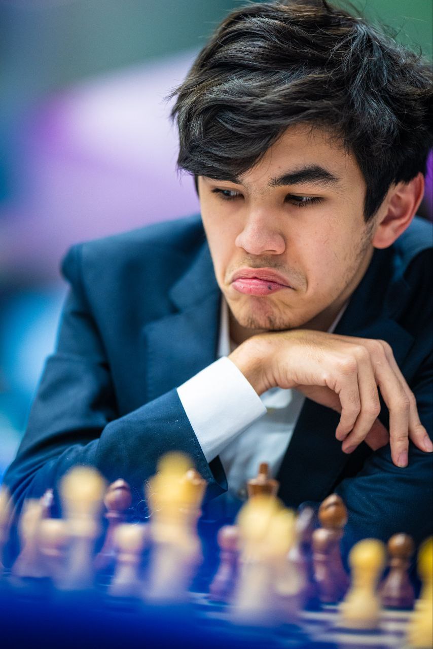 Два лидера за два тура до конца В Вейк ан Зее завершился 11 й тур Tata Steel Chess Tournament Результативных партий было много давайте смотреть что и как Жавохир Синдаров обыграл Арджуна Эригаиси и теперь делит первое место со своим соотечественником Нодирбеком Абдусатторовым Ханс Ниманн обыграл Тай Дай Ван Нгуена и теперь отстаёт от лидеров лишь на полбалла Аниш Гири после поражения туром ранее одолел Ягыза Каана Эрдогмуша Рамешбабу Прагнанандха потерпел третье поражение на турнире на этот раз от Винсента Каймера Турнирную таблицу с 7 очками возглавляют Абдусатторов и Синдаров по 6½ очков у Ниманна ван Фореста и Блюбаума Ph Tata Steel Chess chessgames