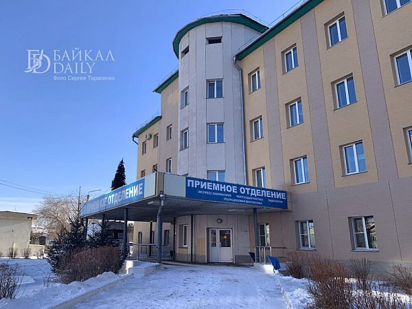 Врачи Бурятии снова совершили чудо В этот раз они спасли 37 летнюю пациентку от некроза кишки Женщина обратилась с жалобами на острую боль и рвоту Диагноз звучал как приговор мезентериальный тромбоз проще говоря инфаркт кишечника Без кислорода ткани начали отмирать но врачи БСМП вовремя успели провести операцию Хирурги удалили почти метр пораженного органа вернув пациентку к жизни   Читайте новости Уракша стайл в МАХ