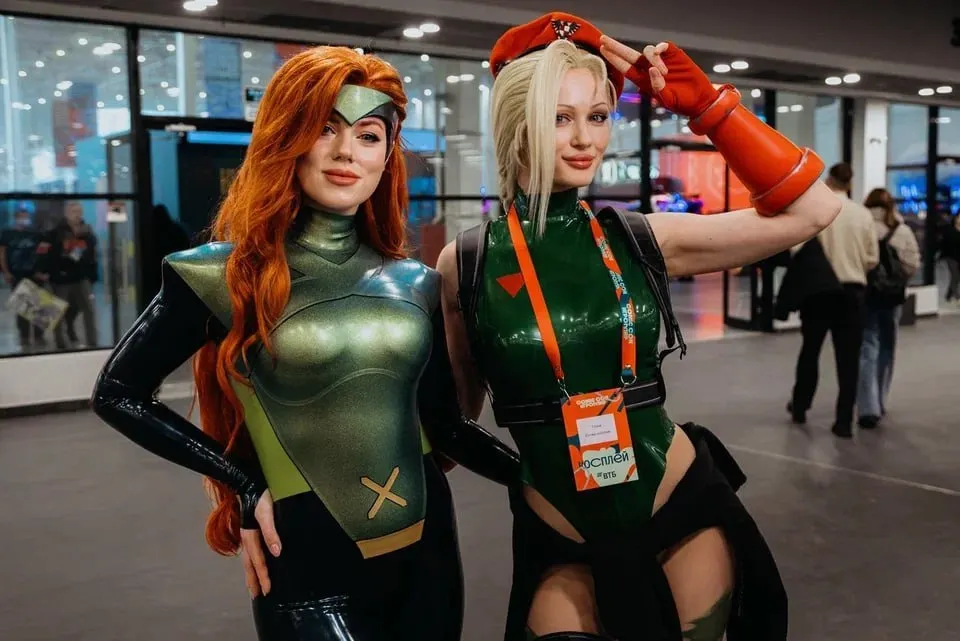 Comic Con Игромир в 2026 году продлится четыре дня с 3 по 6 декабря Фестиваль вновь пройдет в Тимирязев Центре На площадке как и ранее будут зоны настольных игр и азиатской культуры пройдут конкурс косплея встречи с актерами и режиссерами выступления музыкантов и кинопоказы Первый день Comic Con Игромир будет эксклюзивным для тех у кого будут билеты ВИП и Супер ВИП Билеты можно приобрести на официальном сайте comiccon ru А с кешбэком баллами Плюса их можно найти на Яндекс Афише ya cc a comiccon igromir Кинопоиск Новости