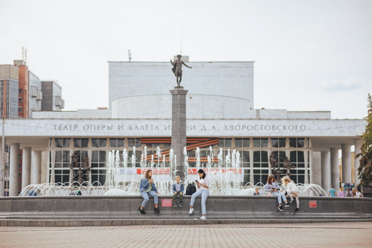 Парковаться в районе Театральной площади запретят 3 и 4 ноября  Ограничения связаны с празднованием Дня народного единства и продлятся с 19:00 3 ноября до 15:00 4 ноября.   Автомобилисты не смогут проехать на платную парковку у ресторана «Фон Барон» и парковку у здания «РусГидро». Также проехать и припарковаться будет нельзя с Вейнбаума к зданию на Урицкого, 94.   ТВК