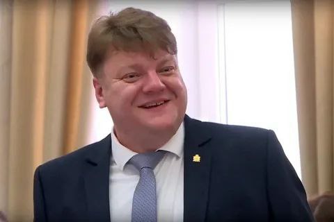 "Оказывал покровительство бизнесу"  Дмитрий Василевский, два года занимавший пост министра строительства в правительстве  Павла Малкова, задержан сотрудниками ФСБ. Изначально новость о задержании сообщил телеграм-канал Рязинформбюро.  В связи с тем, что Василевский - уже бывший чиновник, его делом, скорее всего, будет заниматься не ФСБ, а подразделения экономической безопасности и противодействия коррупции. А раз не обошлось без чекистов, то причина попадания экс-чиновника в оперативную разработку может объяснятся его служебной деятельностью на посту министра.  Василевский курировал все, что связано со стройками на территории Рязанской области и Фондом капитального ремонта  госорганизация, собирающая взносы на капремонт с населения и распределяющая их среди подрядчиков, ремонтирующих жилфонд Рязани и области .  Чиновник лично контактировал с руководителями строительных фирм и, по отзывам общавшихся с ним людей, был весьма откровенен в обсуждении, скажем так, экономических вопросов.   Источник "Новой" из среды девелопмента предположил, что  господину Василевскому, вероятно, могло "прилететь" за то, что "оказывал покровительство бизнесу".  Это довольно распространенная коррупционная история. Но если экс-министр и правда не держал языка за зубами и был словоохотлив с коллегами и прочими визави, то мог и сам проговориться о каких-то "шкурных  интересах". Тем более, при наличии известной русской слабости, о чем рязанская "Новая" предупреждала еще в июне 2023 года.   , фото/видео, историю -    ЧИТАЙТЕ ТАКЖЕ  ​Госконтракт, негодяи!