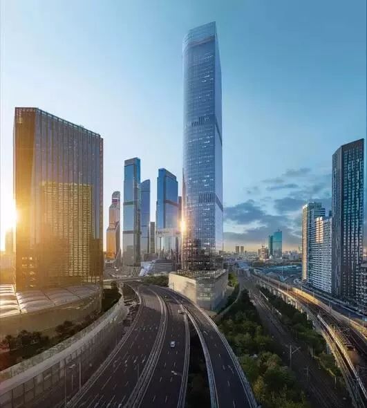 MR Group построит 299 метровую офисную башню в Москва Сити В Москва Сити в 2030 году появится 64 этажный небоскреб он займет участок площадью 0 9 гектара Новая деловая башня получила название Top Tower Это уже третий проект компании в Москва Сити сообщила компания Общая площадь бизнес центра который разместится на шестиэтажном стилобате составит 156 тысяч квадратных метров из которых 96 7 тысячи квадратов придется на офисы класса Prime Проект предусматривает 2 6 тысячи квадратных метров коммерческих площадей в стилобатной части разместится пятиуровневый паркинг на 456 машино мест а на уровне шестого этажа на кровле стилобата будет создана зеленая зона площадью около 5 тысяч квадратных метров с амфитеатром под навесом Подписаться на РИА Недвижимость Все наши каналы