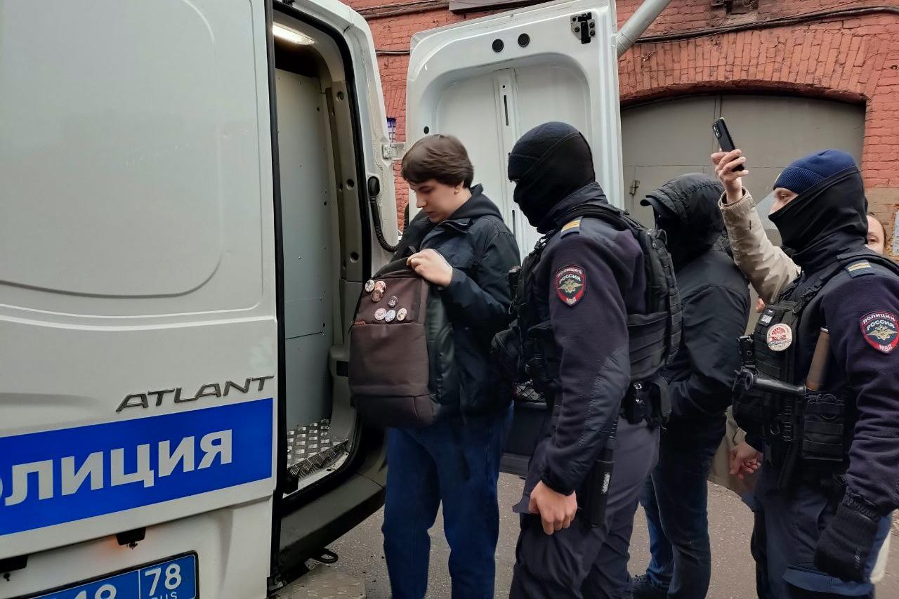 Сотрудники полиции задержали активиста Дмитрия Негодина и еще одного участника встречи инициативной группы выступающей против строительства небоскребов Газпрома в Лахте передает корреспондент ЗАКС Ру Оба вызвали вопросы у силовиков во время проверки документов Их намерены доставить в 76 й отдел полиции На собрание инициативной группы по организации референдума о запрете строительства зданий выше 120 метров пришло по оценкам корреспондента ЗАКС Ру около 150 человек Подробнее на ЗАКС Ру