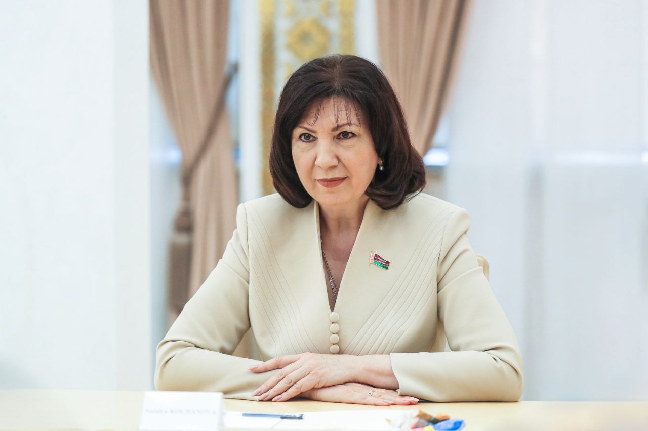 Председатель Совета Республики по итогам совещания у Президента Республики Беларусь А.Г.Лукашенко, посвященного анализу деятельности Национальной академии наук Беларуси, подчеркнула, что наука пронизывает все сферы жизни — от здравоохранения и образования до экономики и экологии. Она позволяет нам находить решения самых сложных задач.   ℹ В составе Совета Республики 8-го созыва 8 членов Совета Республики имеют ученую степень — 4 кандидата наук, 4 доктора наук. При этом троим из них присвоено ученое звание профессора, а О.О.Руммо также является действительным членом  академиком  НАН Беларуси.   По словам Спикера, широкое научное представительство в Парламенте позволяет разрабатывать эффективные, научно обоснованные законодательные положения, обеспечивая целенаправленный подход к решению актуальных социальных и экономических проблем.