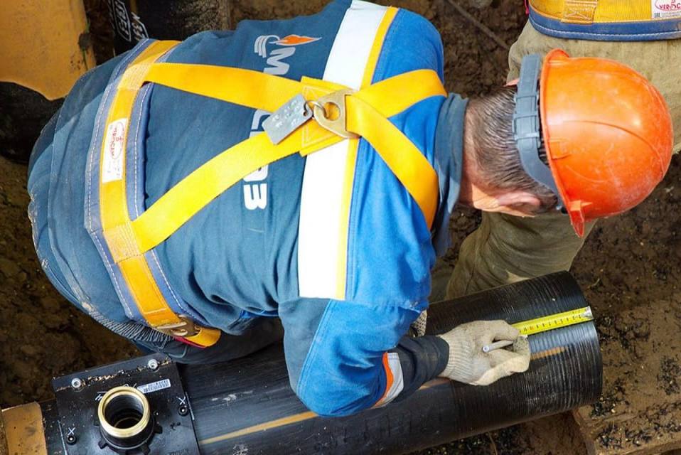 Мосгазовцы завершили обновление газопроводов в Сокольниках   • Что сделано?    Газовики реконструировали более 2,3 километра устаревших стальных труб на современные полиэтиленовые на улицах Егерской, Стромынке, Охотничьей и Большой Остроумовской.   • Почему это важно?    Новые газопроводы прослужат более 40 лет, обеспечат надежное и безопасное газоснабжение для жителей района Сокольники.  • Как проходят работы?    Мосгазовцы применили три метода прокладки: открытую, бурошнековое бурение и горизонтальное направленное бурение. Технологии выбрали с учетом особенностей застройки и геологии, что помогает минимизировать воздействие на городскую инфраструктуру.  • Итог:  Обновленные газопроводы будут обеспечивать газоснабжение коммунально-бытовых предприятий и жилого сектора. Также на фасадах зданий установили современные шаровые краны с антивандальной защитой, которые отвечают требованиям безопасности.