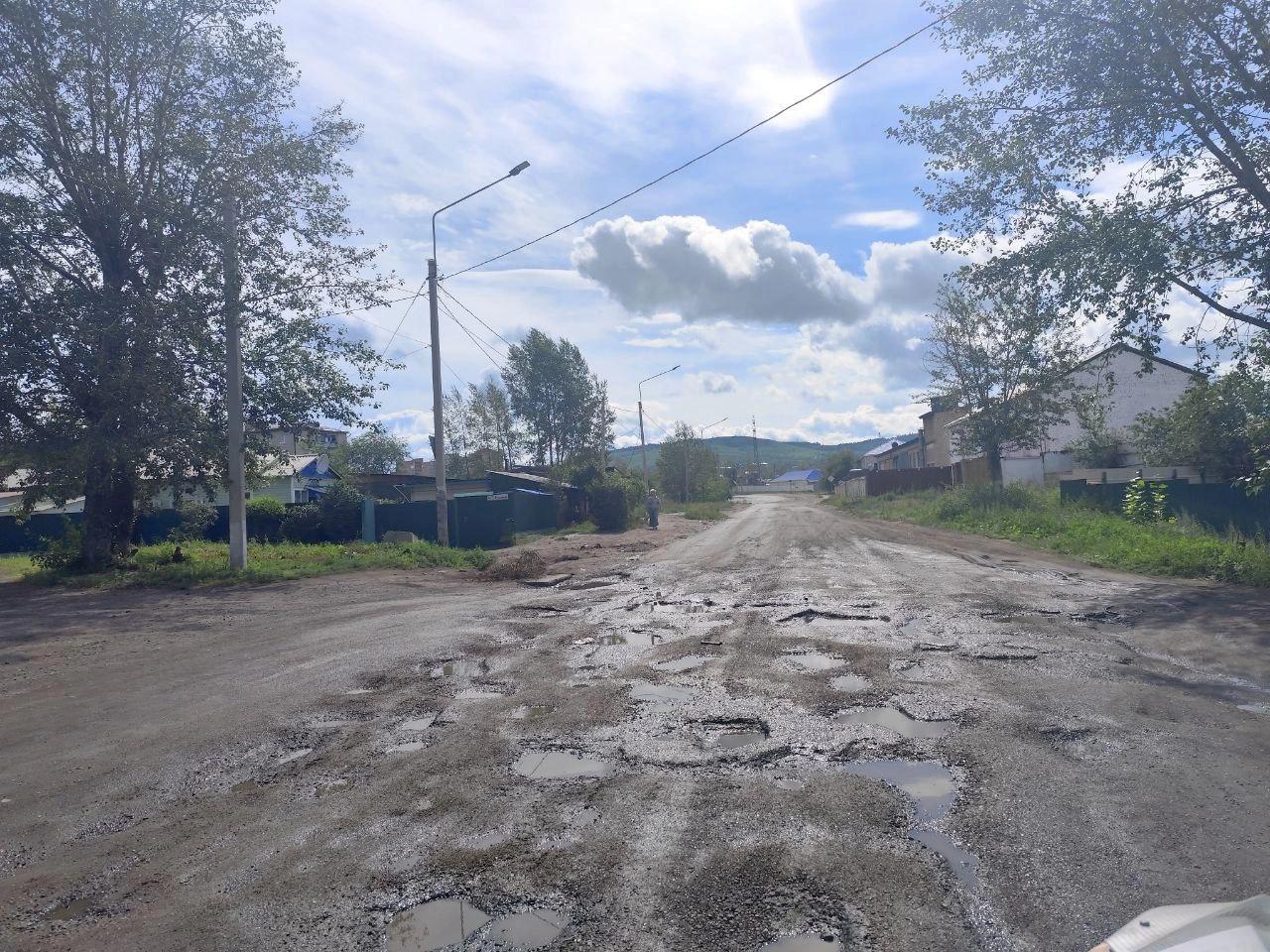 Дождь разбил дорогу на Кирпично-Заводской. Машины бьются в ямы.  Эту улицу сейчас реконструируют под троллейбусные линии. После ливней асфальт пошёл рябью, проехать почти невозможно. Член Общественной палаты Дмитрий Ерощенко и депутат Заксобрания Владимир Иванченко прошлись по участку, осмотрели разбитую ливнем дорогу на перекрестке улицы с 2-м Молодежным переулком.  В комитете горхозяйства пообещали отсыпать и восстановить дорогу в ближайшее время. Ерощенко сказал, что планирует посетить участок еще раз и проконтролировать его восстановление.  Работы ведёт сочинская «Звезда», ею руководит Вартан Хачатурян, он и Айказун Хачатурян числятся учредителями компании.  По данным сайта общественной палаты  Фото: с сайта общественной палаты  Подписаться