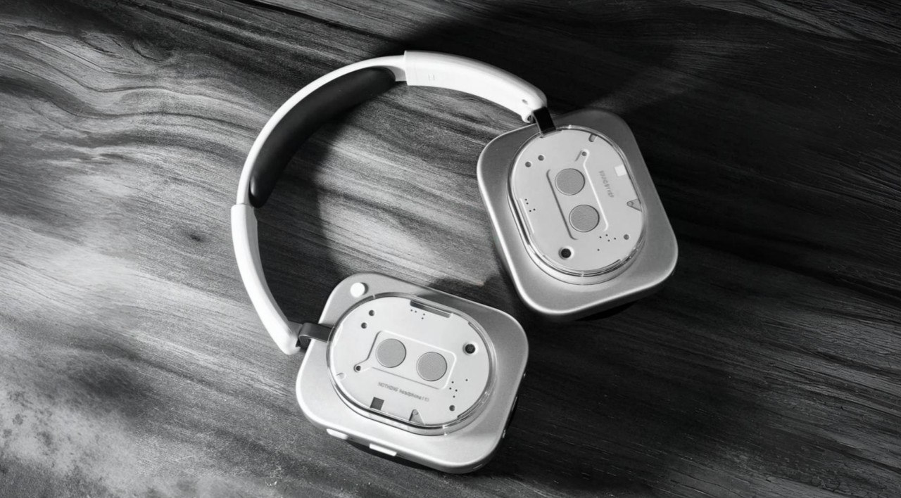Утечка: полные характеристики Nothing Headphones  1   Издание Android Headlines опубликовало все спецификации устройства: наушники получат шумодав с режимом прозрачности, поиск потерянных наушников через Find My Device и персональный звуковой профиль.  Главным преимуществом станет время работы — в щадящем режиме  кодек AAC без использования шумоподавления  наушники проработают до 80 часов от одного заряда.  Презентация состоится уже 1 июля вместе со смартфоном Nothing Phone  3 .  rozetked.me/news/40096