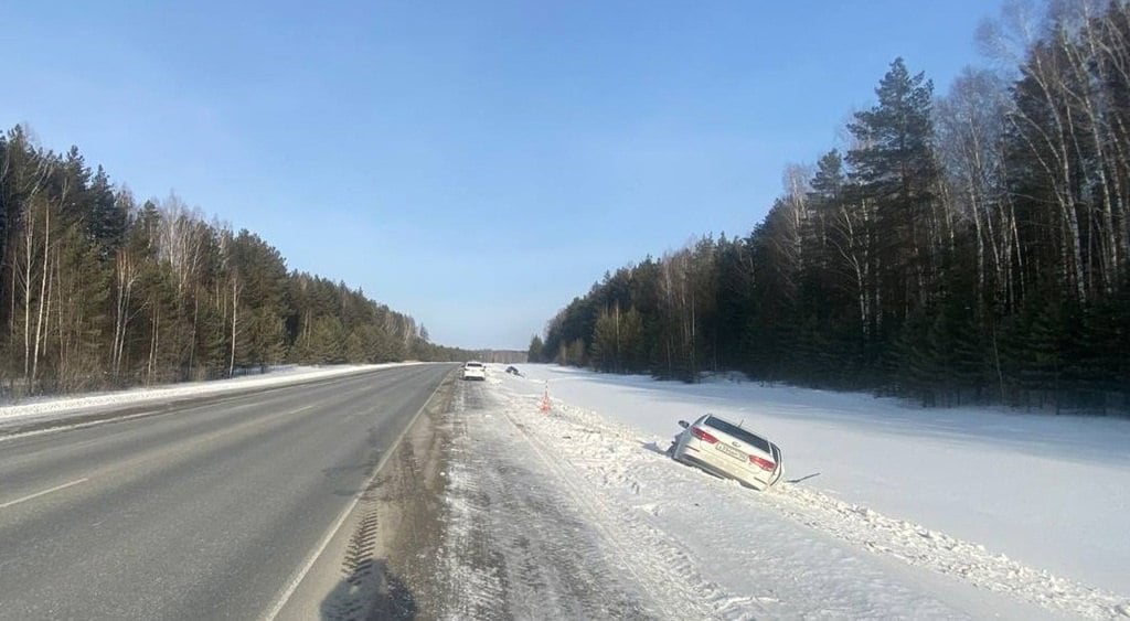 Четверо пострадали в аварии под Тобольском. Двое из них - дети  На 211 километре трассы Тюмень — Ханты-Мансийск накануне столкнулись «Киа» и «Фольксваген».  11-летнему пассажиру «Киа» медпомощь была оказана на месте. 38-летний водитель «Фольксвагена» и его жена с четырехлетней дочкой были доставлены в ОБ №3 Тобольска. Ребенок перевозился без использования автокресла.  По предварительным данным, 16 февраля «Киа» под управлением 37-летней женщины выехал на полосу встречного движения, где столкнулся со встречным автомобилем.  #тк