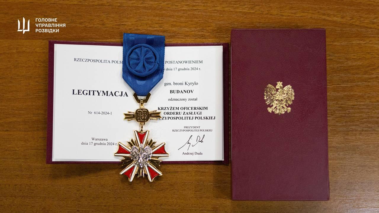 Президент Польши Дуда отметил Буданова и Скибицкого наградами «За заслуги перед Польшей» Об этом сообщает пресс-служба ГУР. За выдающийся вклад в развитие международного сотрудничества и взаимодействия, связывающего Польшу с другими государствами и народами, Анджей Дуда наградил начальника ГУР МО Украины генерал-лейтенанта Кирилла Буданова одной из самых высоких наград Республики Польша для иностранцев — Золотым Офицерским Крестом ордена «За заслуги. Также Кавалерским Крестом ордена «За заслуги перед Польшей» отметил заместитель начальника ГУР МО Украины генерал-майор Вадим Скибицкий.