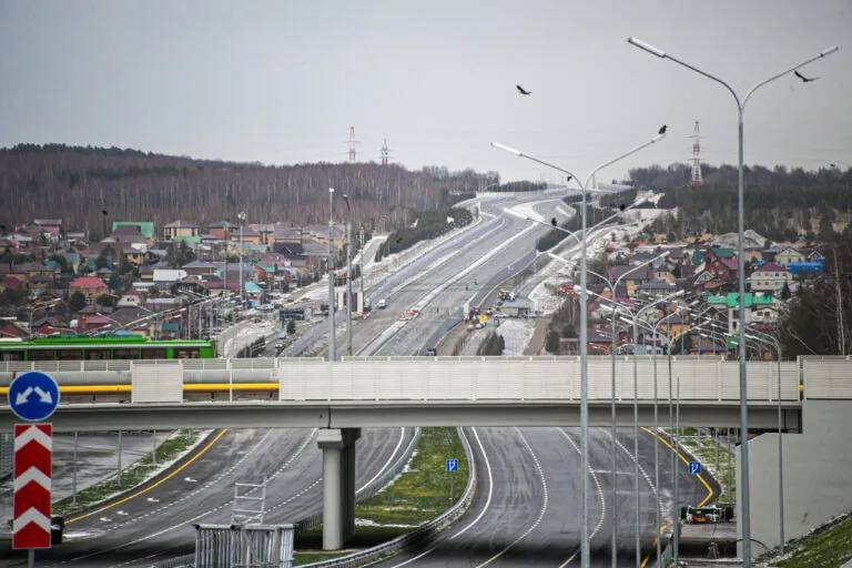 Вознесенский тракт в Казани откроется в ближайшие дни   «В ближайшие дни будет открыт Вознесенский тракт. Он будет, конечно, платным, но я думаю, что это хорошая возможность сократить свое время. Время — деньги», — сказал руководитель республики.  Кроме того, Раис Татарстана рассказал, что трасса «Алексеевское — Альметьевск» также будет открыта в ближайшие дни.