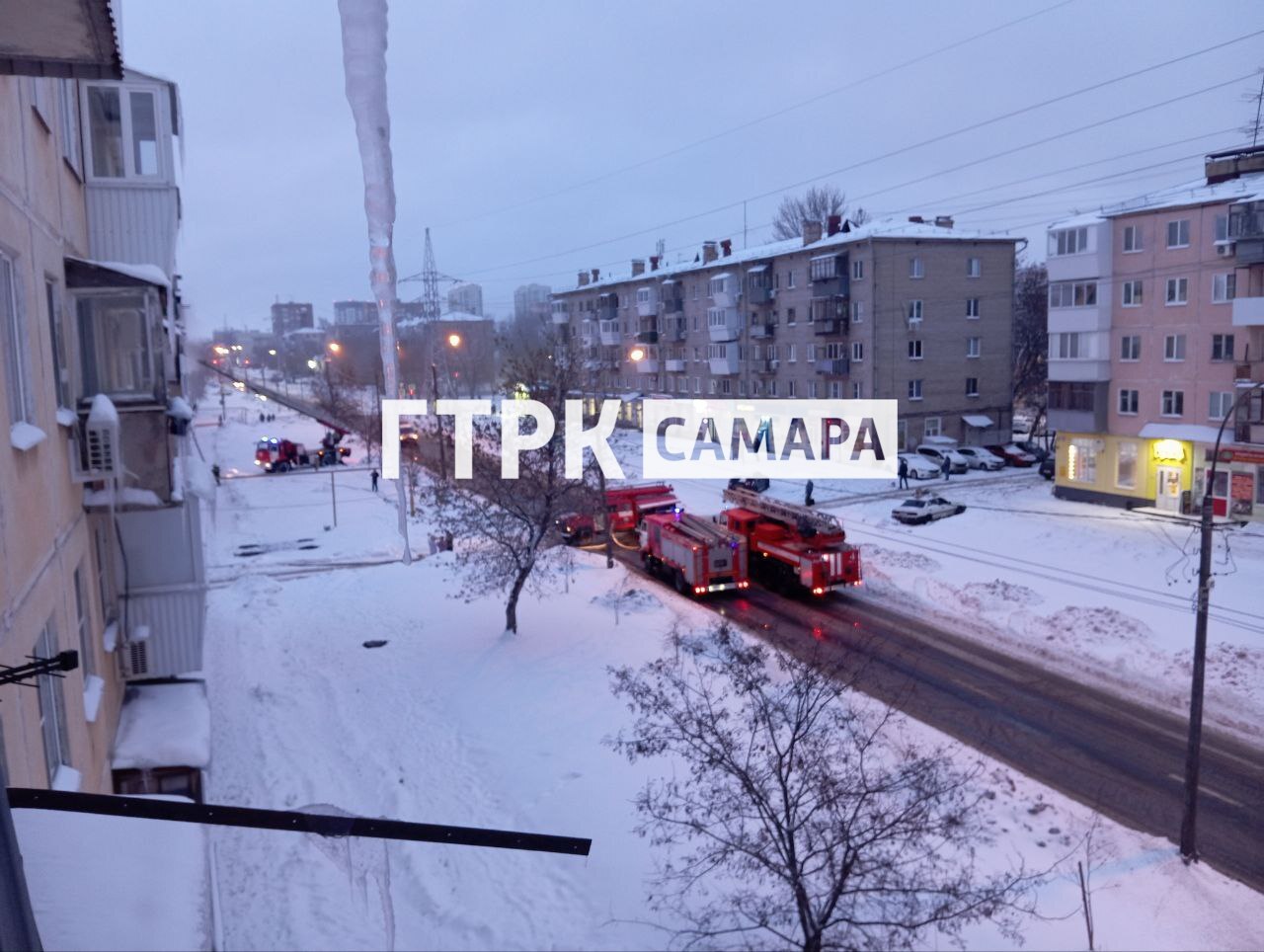 В Самаре утром 2 января загорелась квартира в многоэтажном доме   Очевидцы сообщили о пожаре в доме на Мориса Тореза, 31. Жильцы дома обратили внимание на задымление в подъезде, оказалось, что источник возгорания находится в одной из квартир.   По неподтвержденной информации, огонь унес жизнь женщины.   : ГТРК Самара