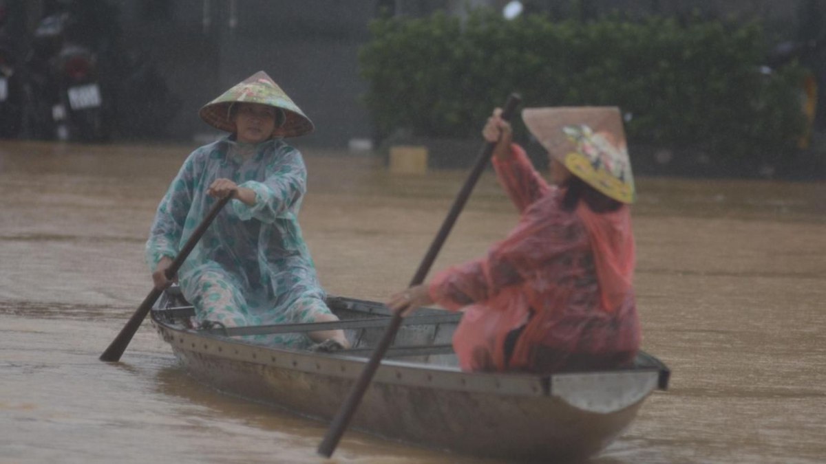Во Вьетнаме рекордные осадки привели к эвакуации 40 тысяч туристов Во Вьетнаме выпало рекордное количество осадков за сутки что спровоцировало наводнения оползни и повреждение зданий В центральных регионах страны реки вышли из берегов затопив дома сельскохозяйственные угодья и туристические объекты включая исторические города Хюэ и Хойян Сильное наводнение заставило эвакуировать около 40 тысяч туристов которые были переселены в безопасные отели а некоторых доставляли на лодках По данным метеорологического управления в Хюэ за 24 часа выпало 1085 мм осадков рекордный показатель для страны Уровень воды в реке Хоай достиг 4 62 метра затопив улицы и здания по пояс Подписаться