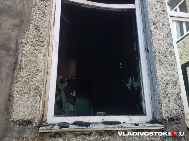 Помещения средней школы 69 расположенной во Владивостоке на улице Сабанеева отремонтируют после пожара в ближайшее время Об этом корреспонденту VLADIVOSTOK1 RU сообщили в пресс службе администрации города На выходных в пострадавших помещениях начались аварийно восстановительные работы Пострадала одна раздевалка площадью 10 квадратов и частично прилегающий к ней коридор В раздевалке заменят пострадавшие системы электроснабжения проведут косметический ремонт В коридоре проведут косметический ремонт Работы планируется завершить в кратчайшие сроки уточнили в мэрии Подписаться