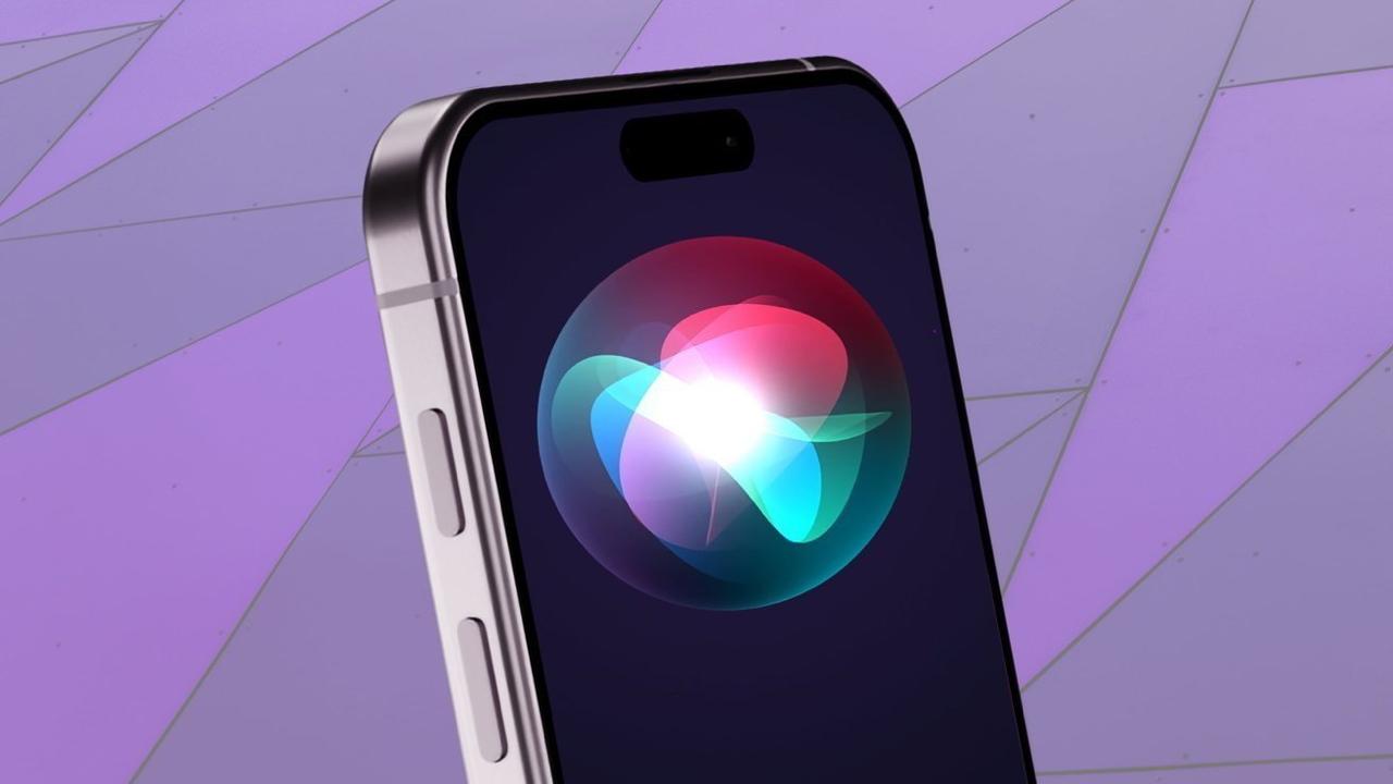 Apple пустят под суд за прослушку пользователей через iPhone и не только Компания Apple снова оказалась в центре скандала с конфиденциальностью в этот раз парижская прокуратура начала новое расследование по факту сбора и обработки голосовых данных Siri Поводом стала жалоба правозащитной организации Ligue des droits de l Homme поданная в феврале 2025 года Основанием стали показания Тома Ле Бонье бывшего подрядчика Apple Именно он ещё в 2019 году раскрыл что записи Siri передавались подрядчикам для анализа включая конфиденциальные разговоры попавшие в выборку из за случайных срабатываний ассистента Расследование ведёт агентство по борьбе с киберпреступностью OFAC Оно проверяет масштабы сбора данных их анонимизацию количество затронутых пользователей и место хранения голосовых записей По словам Ле Бонье Apple недостаточно прозрачно информировала клиентов о том что их запросы могут прослушиваться сторонними подрядчиками что вызвало критику в отношении нарушения права на приватность Саму программу компания закрыла после скандала 2019 года однако спор о её последствиях продолжается до сих пор Юристы Apple заявляют что компания никогда не использовала данные Siri для рекламы или продаж и всегда придерживалась принципов конфиденциальности Тем не менее в дополнение к расследованию во Франции компания сталкивается и с коллективным иском Ситуация частично напоминает судебное разбирательство в США в рамках которого Apple согласилась выплатить 95 млн пострадавшим пользователям Siri Новый процесс во Франции вряд ли нанесёт финансовый ущерб одной из самых богатых корпораций в мире Однако имидж Apple в сфере конфиденциальности в очередной раз попал под удар iguides