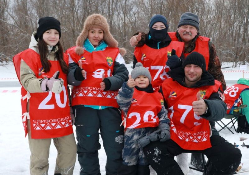 Камчатских рыбаков зовут поохотиться на елизовского Зубаря Зимний фестиваль по подлёдному лову корюшки Зубарь вновь соберёт рыбаков на реке Авача сообщили РАИ КАМЧАТКА ИНФОРМ в администрации Елизовского района Ежегодные состязания рыболовов любителей и профессионалов своего дела пройдут в субботу 7 февраля в районе кафе 13 кордон Регистрация участников начнётся на месте лова в 9 часов старт состязаний намечен на 10 00 За безопасностью рыбаков и болельщиков будут следить сотрудники МЧС Сделать перерыв и согреться можно будет в специальной палатке где также угостят горячим чаем Напомним на 21 февраля запланированы традиционные соревнования по подлёдному лову корюшки Октябрьский зубарь которые пройдут в Усть Большерецком районе Фото Администрации Елизовского района архив Читать на сайте