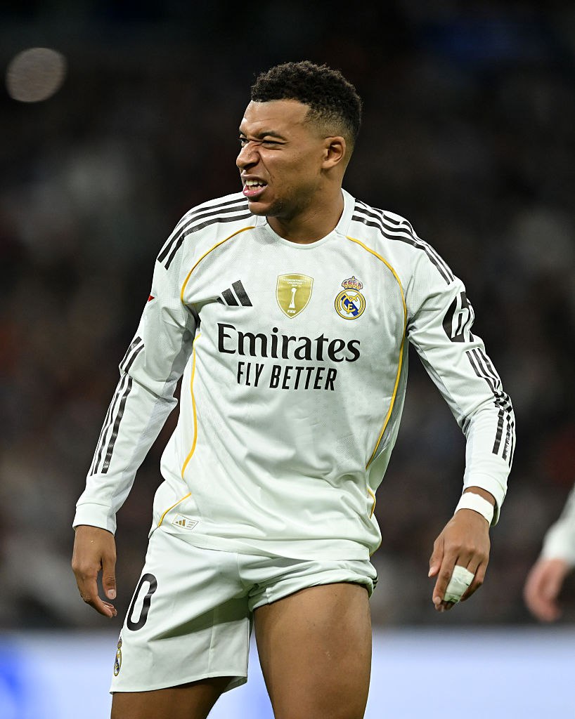 Mundo Deportivo Мбаппе сломал палец но продолжит играть Нападающий Реала Килиан Мбаппе накануне завершил матч против Сельты в чемпионате Испании 0 2 с переломом безымянного пальца левой руки пишет Mundo Deportivo Футболист получил травму во втором тайме но смог продолжить встречу с защитной повязкой Мбаппе продолжит играть с травмой в том числе выйдет на игру с Манчестер Сити в Лиге чемпионов 10 декабря Ранее в Реале в такой же ситуации оказался Карим Бензема который решил не пропускать несколько месяцев из за операции Getty Images Подписаться на РБК Спорт