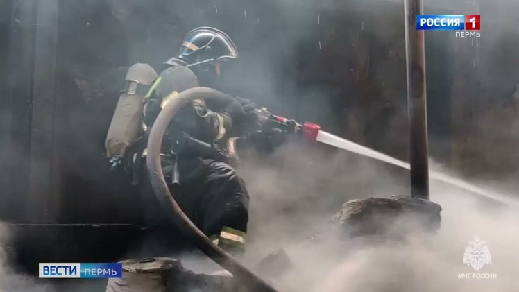 Шесть человек спаслись на пожаре в селе Юсьва Сегодня ночью поступило ообщение о пожаре на улице 50 лет Победы в селе Юсьва. Загорелся двухквартирный жилой дом и надворные постройки. Пятерых взрослых и ребенка разбудили соседи и родственники, люди вышли самостоятельно через окно и дверной проем. На место были направлены 17 огнеборцев и 7 единиц техники. На пожаре погибших и травмированных нет. Предварительная причина пожара – нарушение правил устройства и эксплуатации оборудования.