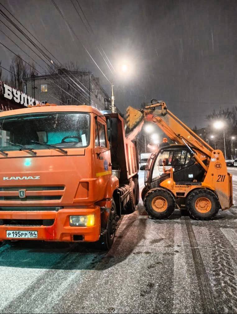 Минувшей ночью городские дорожные службы продолжали выполнять уборку города  Выполнялась механизированная очистка и обработка противогололедными материалами тротуаров, проезжей части дорог по улицам: Радищева, Аэропорт, Огородная, Барнаульская, Кутякова, Симбирская, Ламповая, Лунная, Советская, Серова, Вольская, Разина и др. А также в населенных пунктах Гагаринского района.    Подробнее о мероприятиях, реализованных в районах города, можно узнать по ссылкам:   Волжский;    Гагаринский;    Заводской;    Кировский;    Ленинский;   Октябрьский;    Фрунзенский.