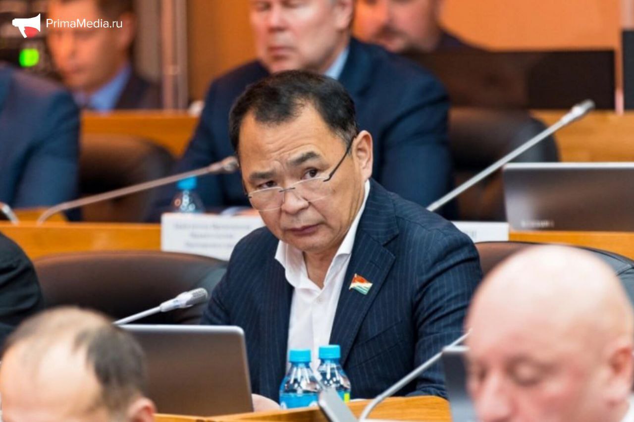 Приморский депутат не смог продать картошку и пожаловался Совфеду Один из приморских производителей риса, учредитель и директор агрокомпании "Альянс", зампред комитета Заксобрания Приморья по продовольственной политике Эдуард Цой ЕР пожаловался в Совете Федерации на десятки тонн непродананного картофеля и риса, выращенных в регионе. По его словам, местная продукция уступает в цене китайской. В этой связи он предложил ввести ограничения на ввоз сельхозпродукции из других стран. Все это происходит на фоне недавних заявлений о дефиците картофеля в России, который не может покрыть даже Белоруссия "Низкие урожаи из-за особенностей климата, рост тарифов на топливо и электроэнергию, высокие цены на удобрения и химикаты, сельхозтехнику и комплектующие, дорогие кредиты делают местную продукцию неконкурентоспособной в сравнении с импортируемой, в частности, из Китая. Субсидии, которые получают аграрии, не в полной мере покрывают издержки. Цена на продукцию местную выше, чем на китайскую. В итоге мы имеем десятки тонн непроданного риса и картофеля, выращенные в Приморье. И это действительно проблема. Мы можем регулировать свой рынок, вводить ограничения на ввоз той или иной продукции и дать, таким образом, приоритет местным производителям", — заявил Эдуард Цой на расширенном совещании при Совете Федерации, посвященном развитию сельского хозяйства на Дальнем Востоке. Подробнее — в материале ИА PriamMedia. PrimaMedia Прислать новость