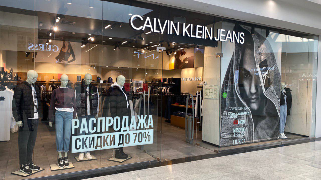 В Планете закрывается Calvin Klein Jeans, который работал там, кажется, с открытия. И это не съезд именно из Планеты, которая с января существенно так всем подняла аренду — узнала, что красноярский партнер бренда вообще сворачивает СК в Красноярске. В утешение нам — разве что огромные скидки, до 70%. Успевать надо до 23 февраля, это будет последний день работы.